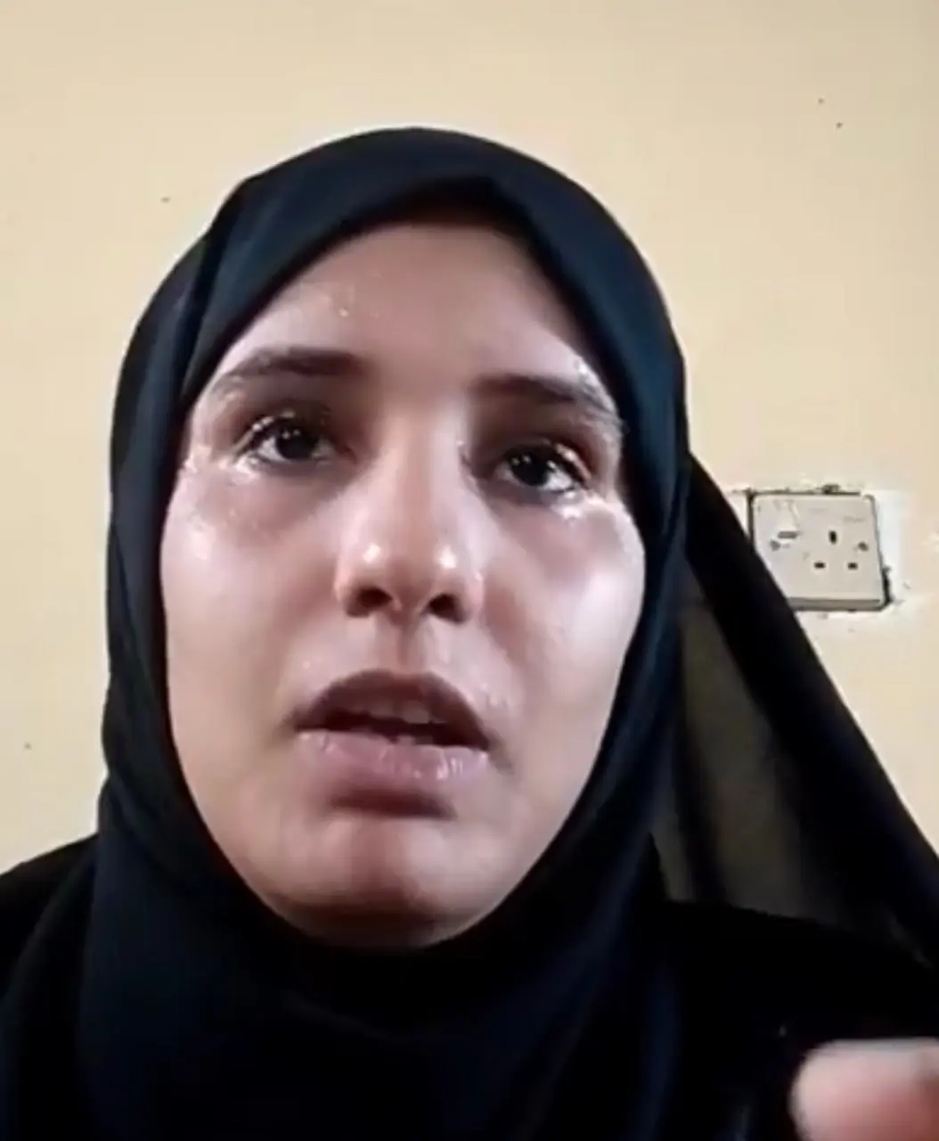 الحكومة تعلق على ظهور الناشطة ليلى المقطري وما تعرضت له من توقيف وتحرش