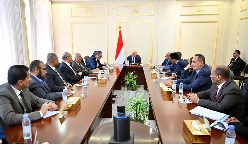 العليمي يدعو الأحزاب السياسية لتوحيد الصف وإسناد ا...