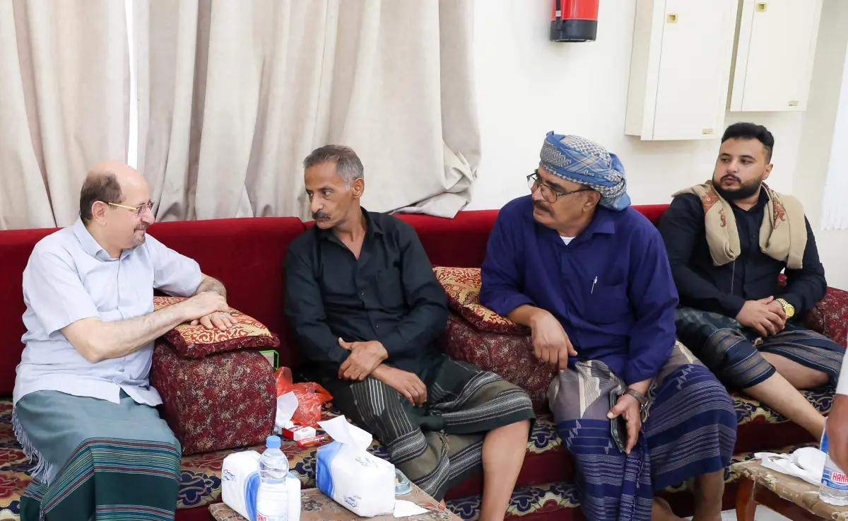 رئيس الوزراء يشارك في مجلس عزاء المناضل علي مسعد ح...