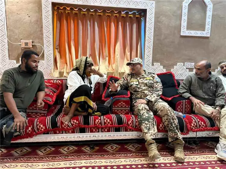 عضو مجلس القيادة طارق صالح يقدم واجب العزاء لأسرة...