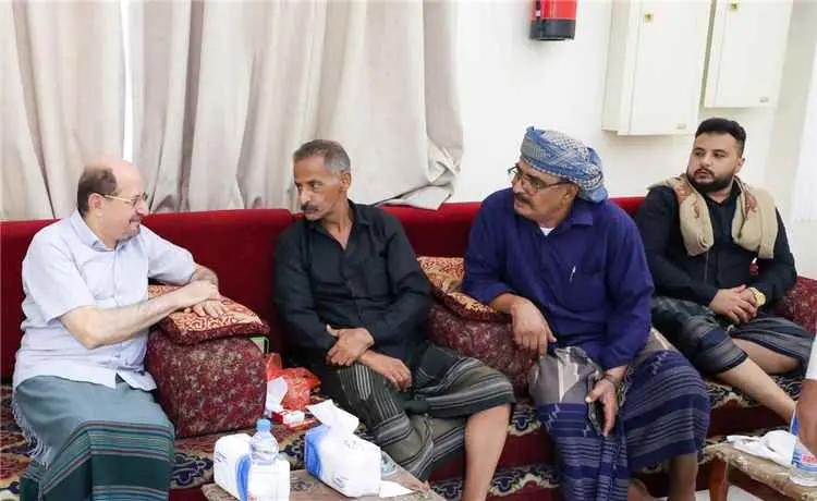 رئيس الوزراء يشارك في مجلس عزاء المناضل علي مسعد ح...