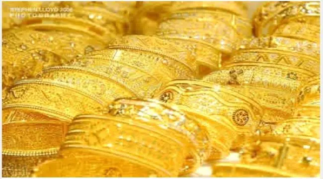 الذهب يهبط قرب أدنى مستوى ..تصاعد الأزمة في مضيق ه...