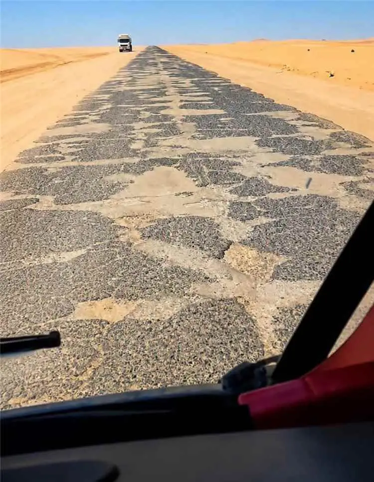 مصرع خمسة شبان وإصابة آخرين في حادث مروري مروع بطر...