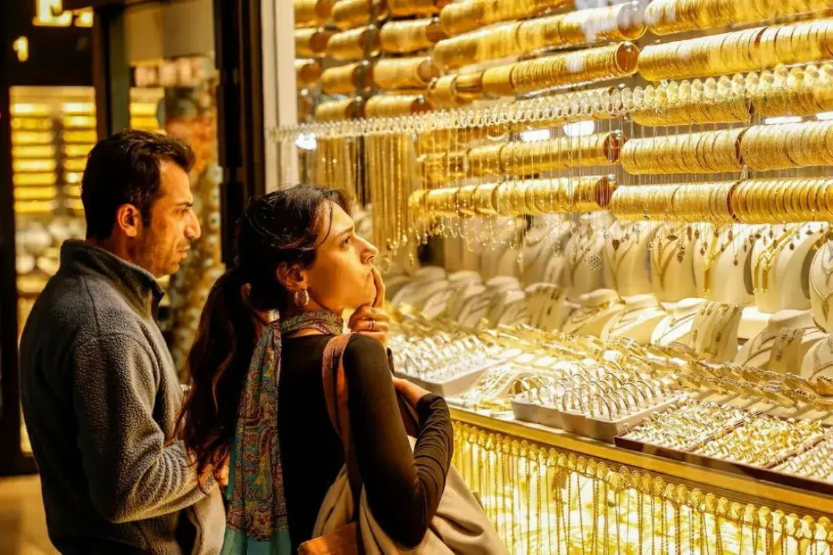 الذهب يسجل خسائر أسبوعية وسط تصاعد توقعات رفع الفا...