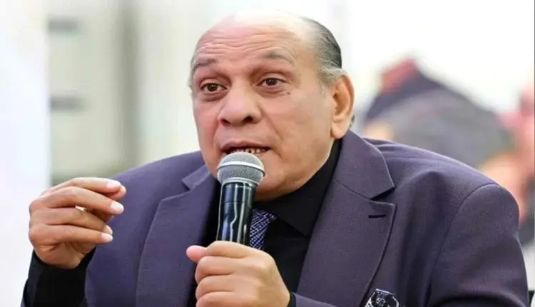 مشادة بين منير مكرم ونجله مع أفراد أمن نادي المهن التمثيلية تنتهي بإستقالة الفنان