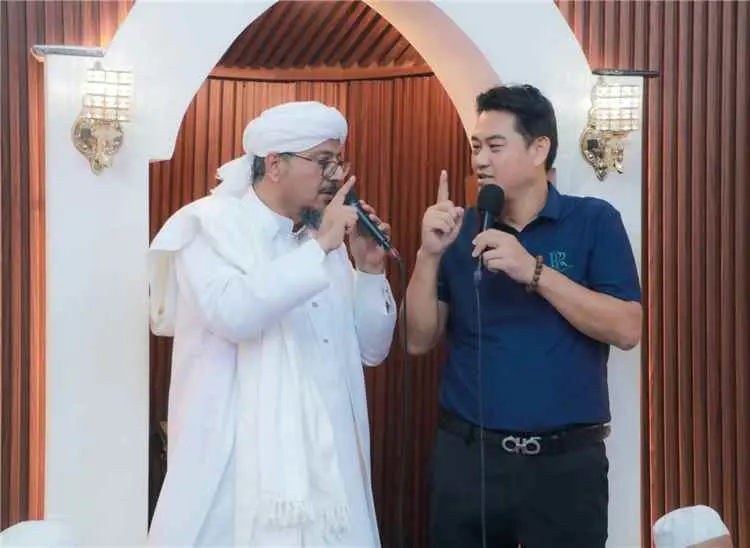 خبير أحياء بحرية ورجل أعمال صيني يعلن إسلامه في خت...