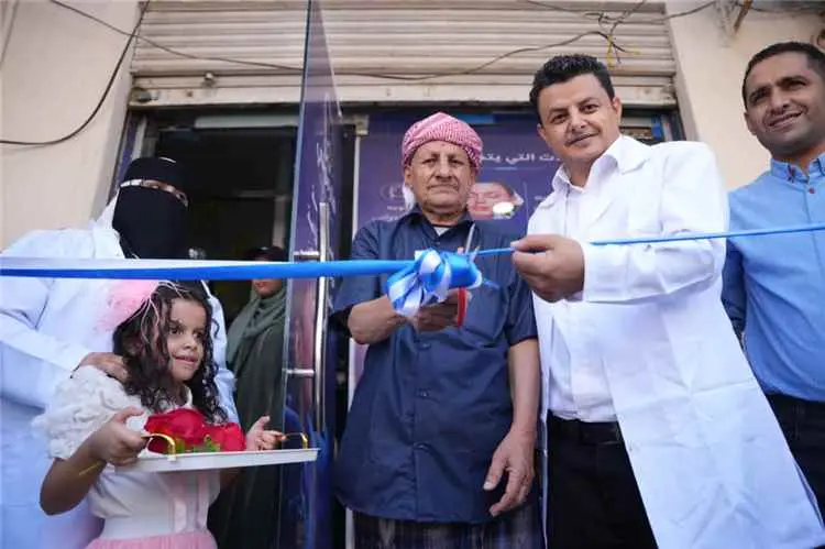 الدكتور فيدل محمد ناصر يدشن افتتاح عيادتي هارموني سمايل لطب الأسنان في مدينة إنماء بعدن
