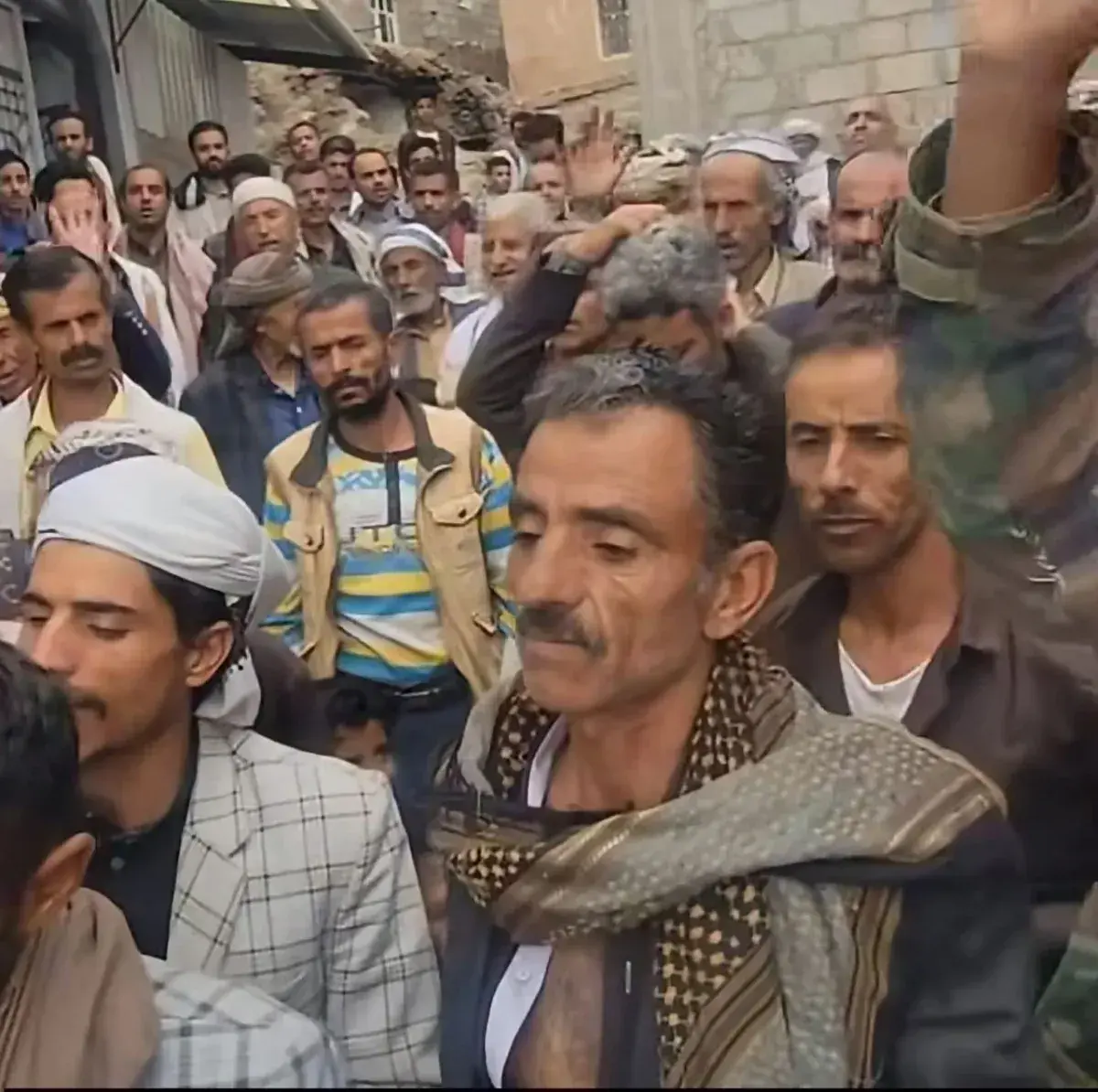 إب: مطالب بإعدام قتلة الشاب النجار وملاحقة الفارين