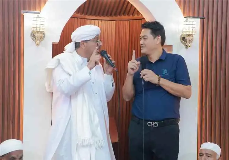 رجل أعمال وخبير أحياء بحرية صيني يعلن إسلامه في خت...