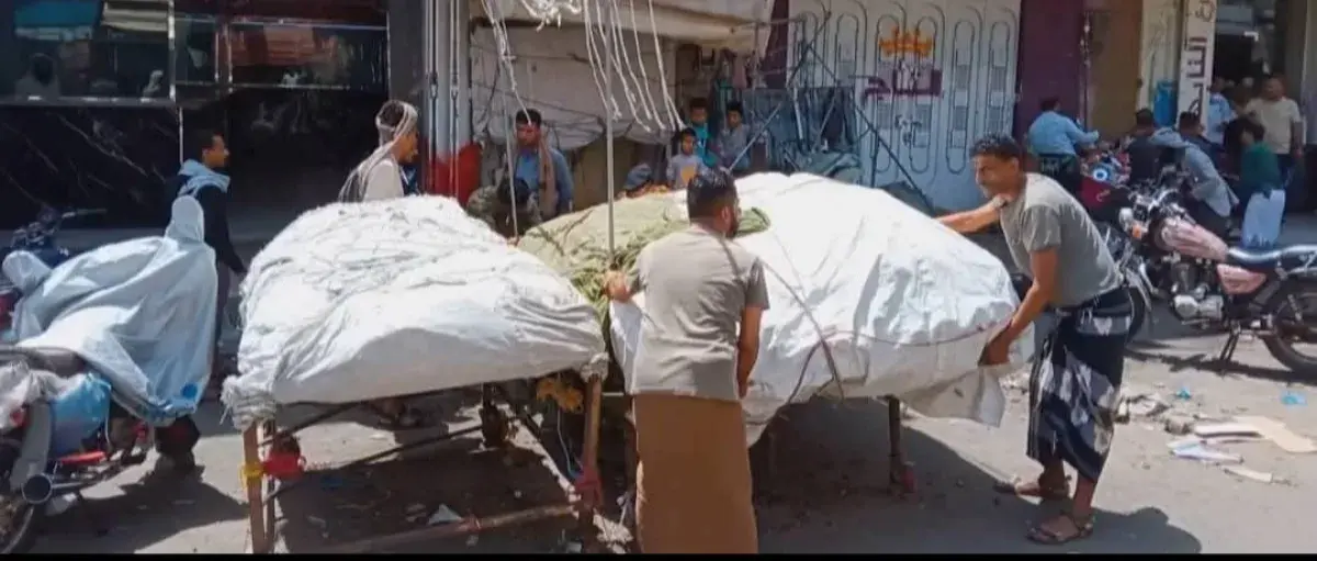 أمن الحملة ومرافقها الإعلامي يتلفان بضائع الباعة في شارع التحرير بتعز
