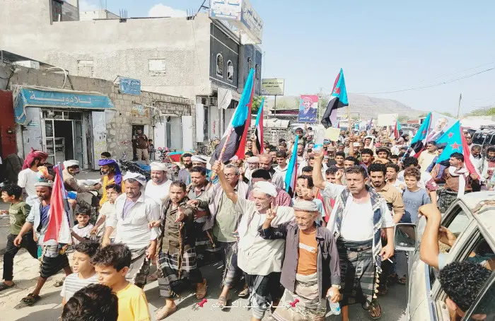 حشود ردفان ترفض صفقة إطلاق سراح متورطين بدماء الشه...
