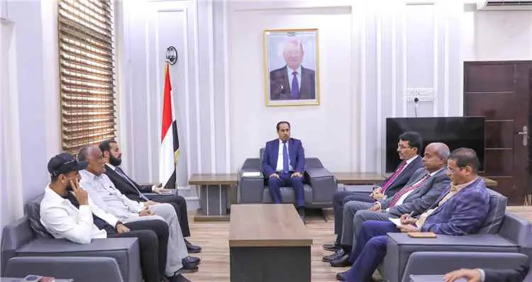 وزير الشباب والرياضة يناقش مع محافظ أبين القضايا ا...
