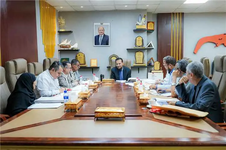 محافظ عدن يوجه برفع كفاءة صندوق النظافة وتشديد الر...
