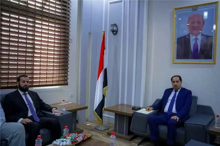 وزير الشباب والرياضة يناقش مع محافظ أبين أبرز قضاي...