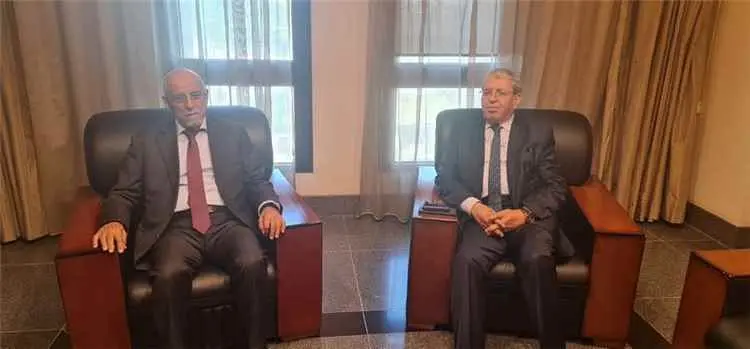 سفير اليمن يبحث مع مسؤول جزائري انتهاكات إيران للسيادة اليمنية