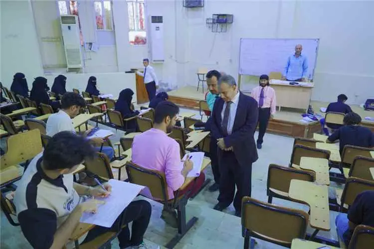 رئيس جامعة عدن يتفقد امتحانات العلوم الإدارية ويؤك...