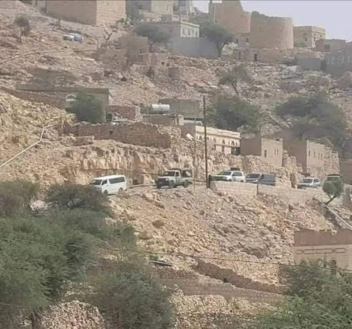 حملة حوثية تحاصر منزل أحد أبناء القبائل في عمران وسط تهديد بتفجيره