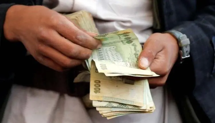 الريال في زمن الشرعية.. 100 ألف لم تعد تكفي سوى ليوم واحد بعد أن كانت تعيل أسرة لشهر كامل