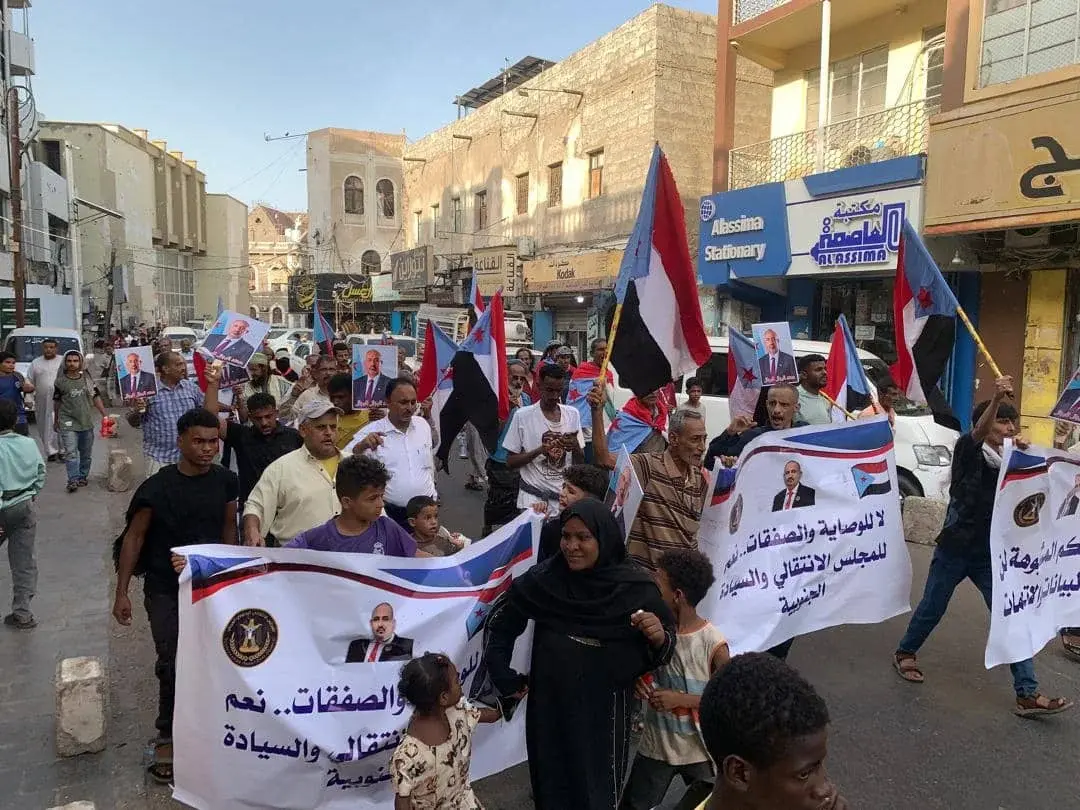 مديريات العاصمة عدن تنتفض في مسيرات الغضب الجماهيرية رفضًا للصفقات المشبوهة وتأكيد على التمسك بالثوابت الوطنية