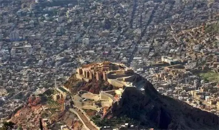 شرطة تعز تباشر إجراءات التحقيق في حادثة وفاة امرأة...