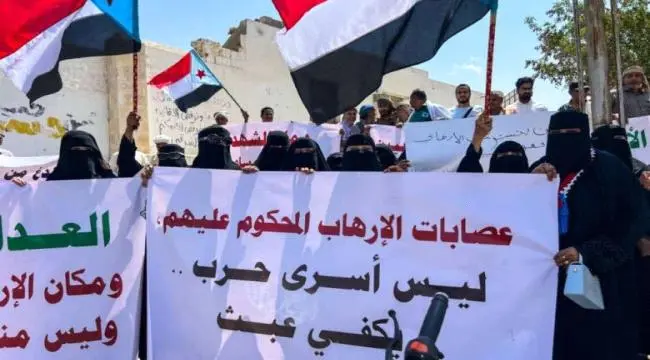 وقفة احتجاجية غاضبة في المكلا ترفض إدراج مدانين بالإرهاب ضمن صفقة تبادل الأسرى