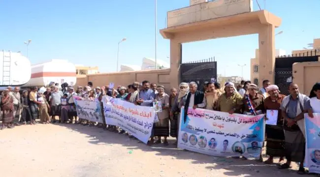 وقفة احتجاجية غاضبة في عتق ترفض إدراج مدانين بالإر...