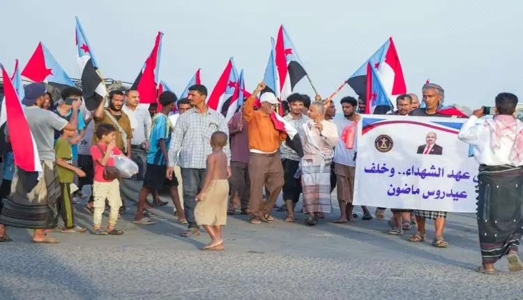 وقفات احتجاجية في العاصمة عدن رفضًا لإدراج مدانين...