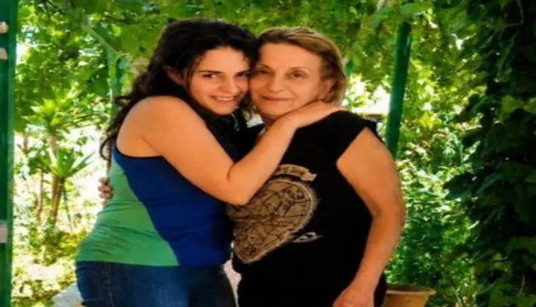 الفنانة المصرية دنيا عبدالعزيز تحيي ذكرى وفاة والد...