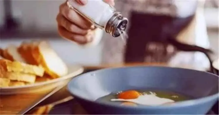 أفضل الأطعمة لخفض الكوليسترول الضار طبيعيًا.. أطباء القلب ينصحون بهذه الأطعمة والعادات