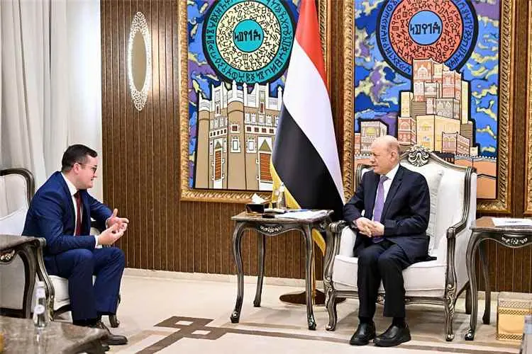 رئيس مجلس القيادة: تحويل مطار صنعاء إلى منصة للرحل...