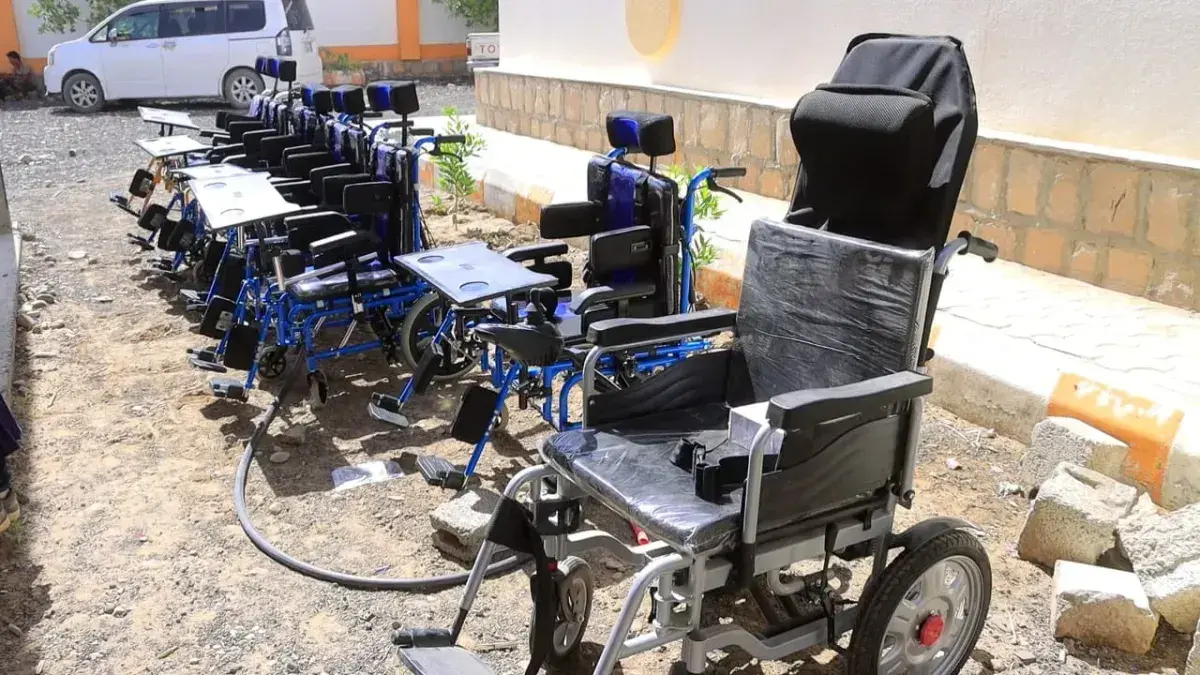 مأرب تدشن مشروعاً دولياً لتوزيع أجهزة مساعدة لـ 50 مدرسة لتمكين الطلاب ذوي الإعاقة