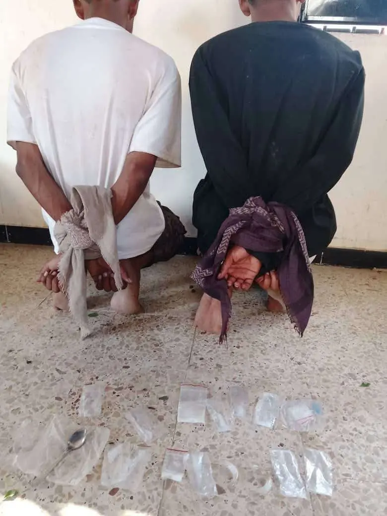 شرطة عزان تضبط متهمين مروجين لمادة "الشبو" المخدر .