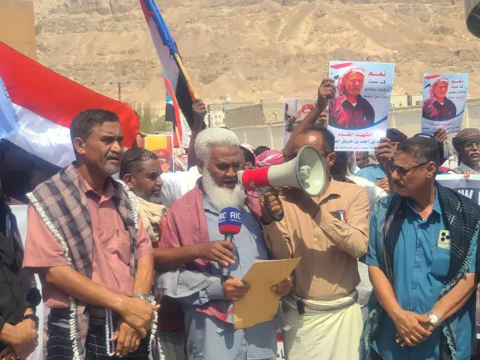 وقفة احتجاجية بسيئون رفضا للإفراج عن إرهابيين في ص...