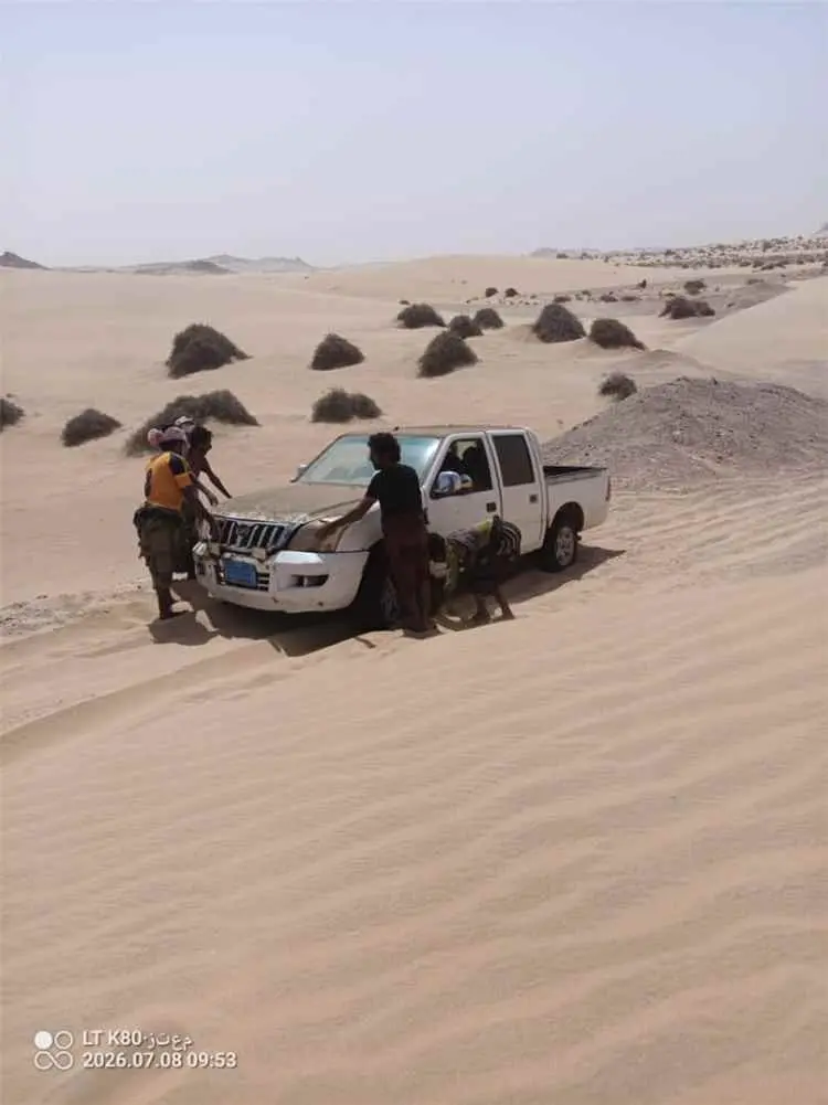 معاناة مستمرة في خط الحامية برضوم .. الأهالي يناشدون محافظ شبوة لإنهاء العزلة ووقف زحف الرمال