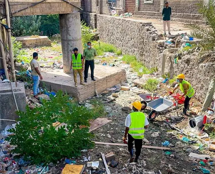 سالمين وبن جرادي يطلعان على سير حملة تنظيف مجرى السيل بمنطقة مجمع البنوك في مديرية صيرة بعدن