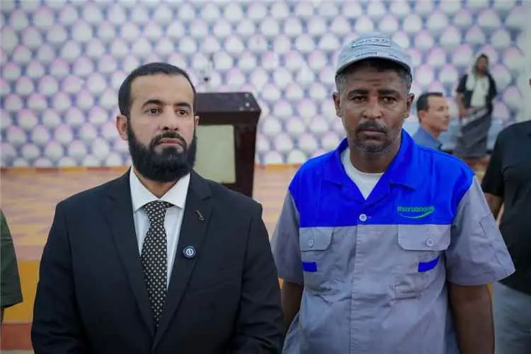 محافظ أبين: عمال النظافة يحظون برعاية خاصة ونعمل ع...