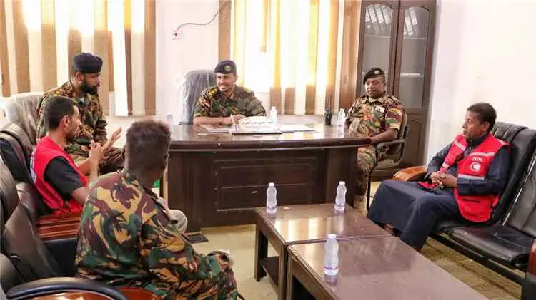 الهلال الأحمر بالمهرة يزور مصلحة السجون ويبحث سبل...