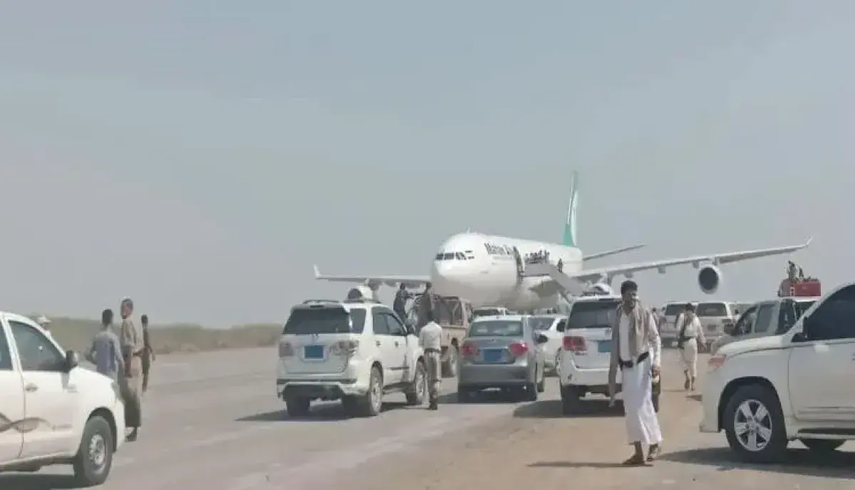 العليمي يبرر سبب السماح للطائرة الإيرانية بالهبوط في الحديدة