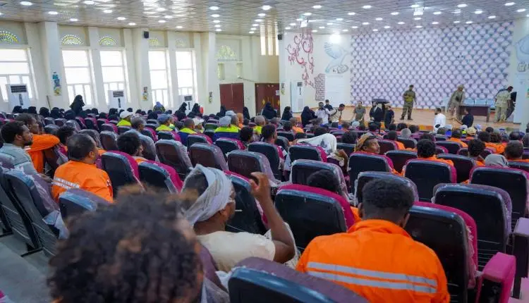 محافظ أبين يلتزم لعمال النظافة بتأمين صحي وزيادة مرتباتهم: أنتم خط الدفاع الأول