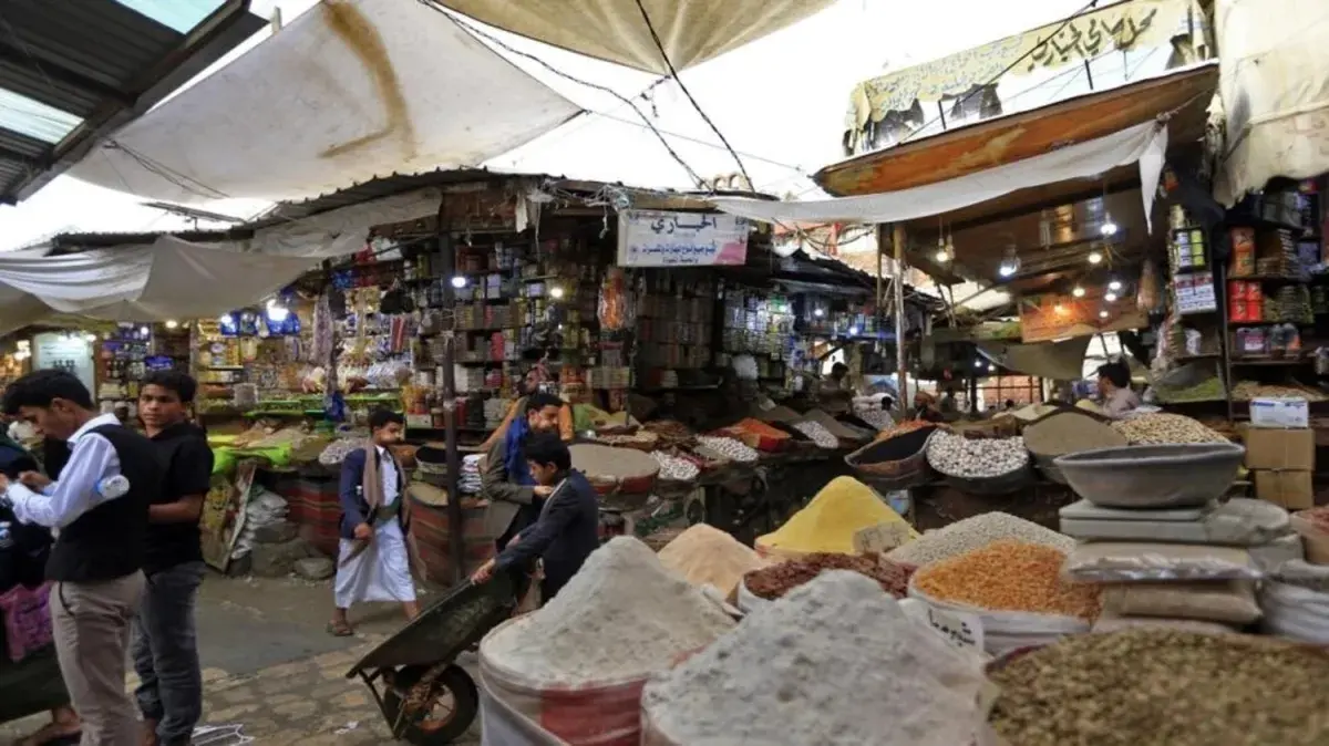 مليشيا الحوثي تُشعل موجة غلاء جديدة وتنهب ما تبقى من لقمة اليمنيين بجرعة سعرية خفية تحت لافتة "دعم المرتبات"