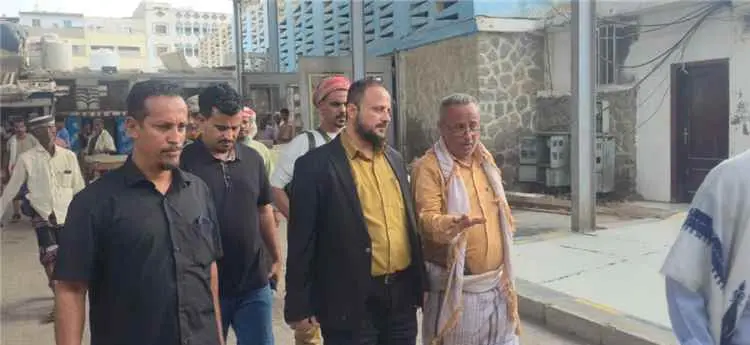 مدير المنصورة يتفقد سوق الأسماك ويوجه باستكمال تأه...