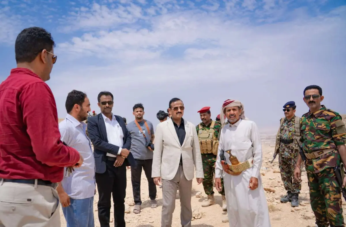 المحافظ بن الوزير يتفقد مستوى الإنجاز في مشروع شق...