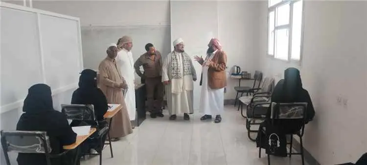 وزير الأوقاف والإرشاد يتفقد سير الامتحانات في المع...