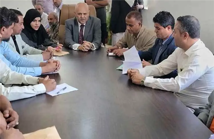 محافظ تعز يوجه بتطوير آليات عمل صندوق النظافة وفق...