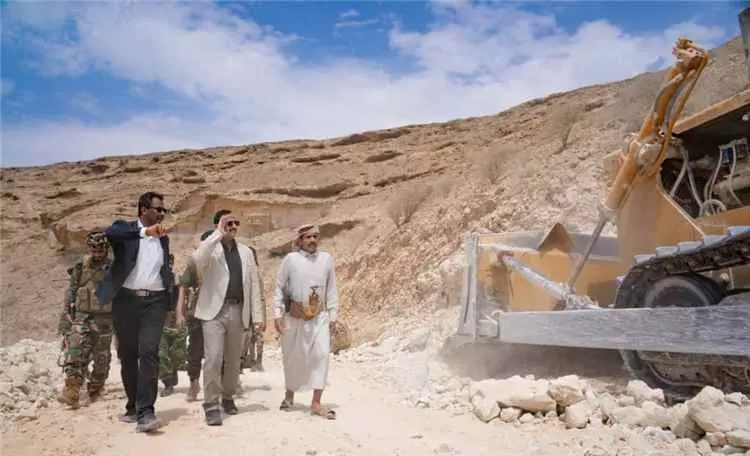 محافظ شبوة يشيد بوتيرة العمل في مشروع إعادة تأهيل...