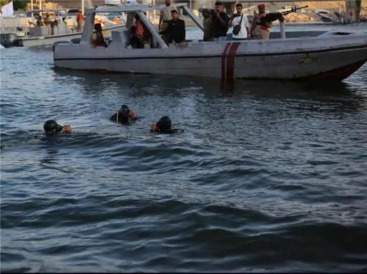 خفر السواحل بحضرموت ينقذ شاب من أبناء المكلا تعرض...