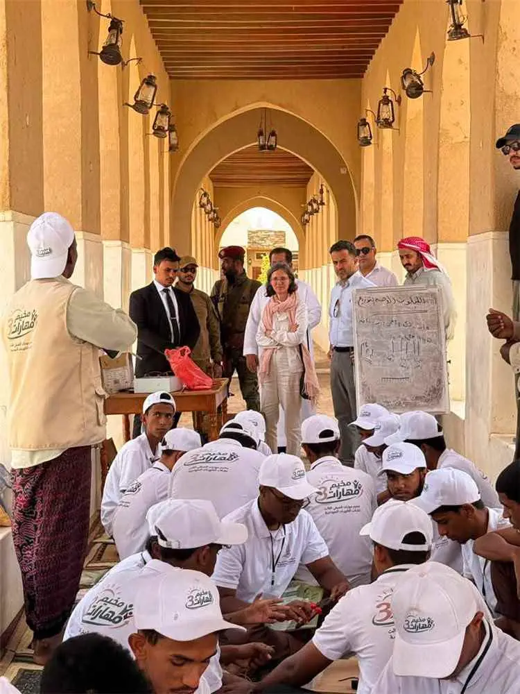 سفيرة فرنسا تختتم زيارتها لحضرموت بجولة لدوعن وتشي...
