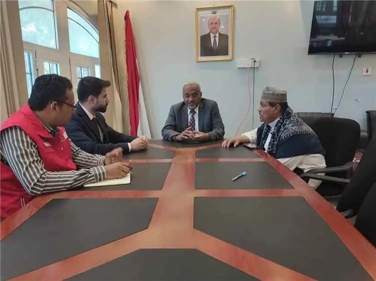 وزير الإدارة المحلية يبحث مع جمعية الهلال الأحمر ا...