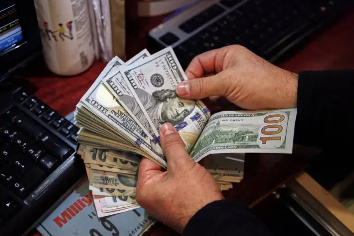 الدولار يسجل تراجعاً طفيفاً بانتظار بيانات التضخم