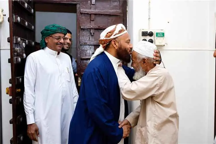 الشيخ محمد بن شبيبة يقدم واجب العزاء في وفاة الشيخ...